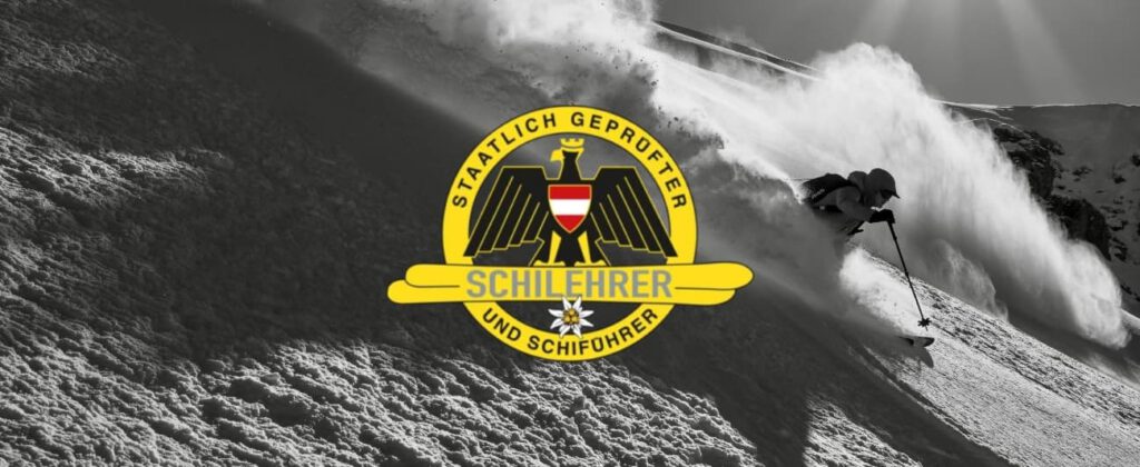 Ein Skifahrer fährt einen verschneiten Hang hinunter, während der Pulverschnee um ihn herum wirbelt. In der Bildmitte ist ein gelb-schwarzes österreichisches Skilehrer-Zertifizierungsabzeichen zu sehen, auf dem die angesehene Bezeichnung „staatlich geprüfte Bergführer“ zu lesen ist.